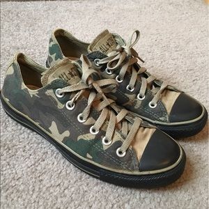 camo low top converse